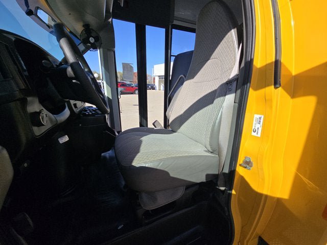 Used 2014 Chevrolet Express 4500 RWD image 12