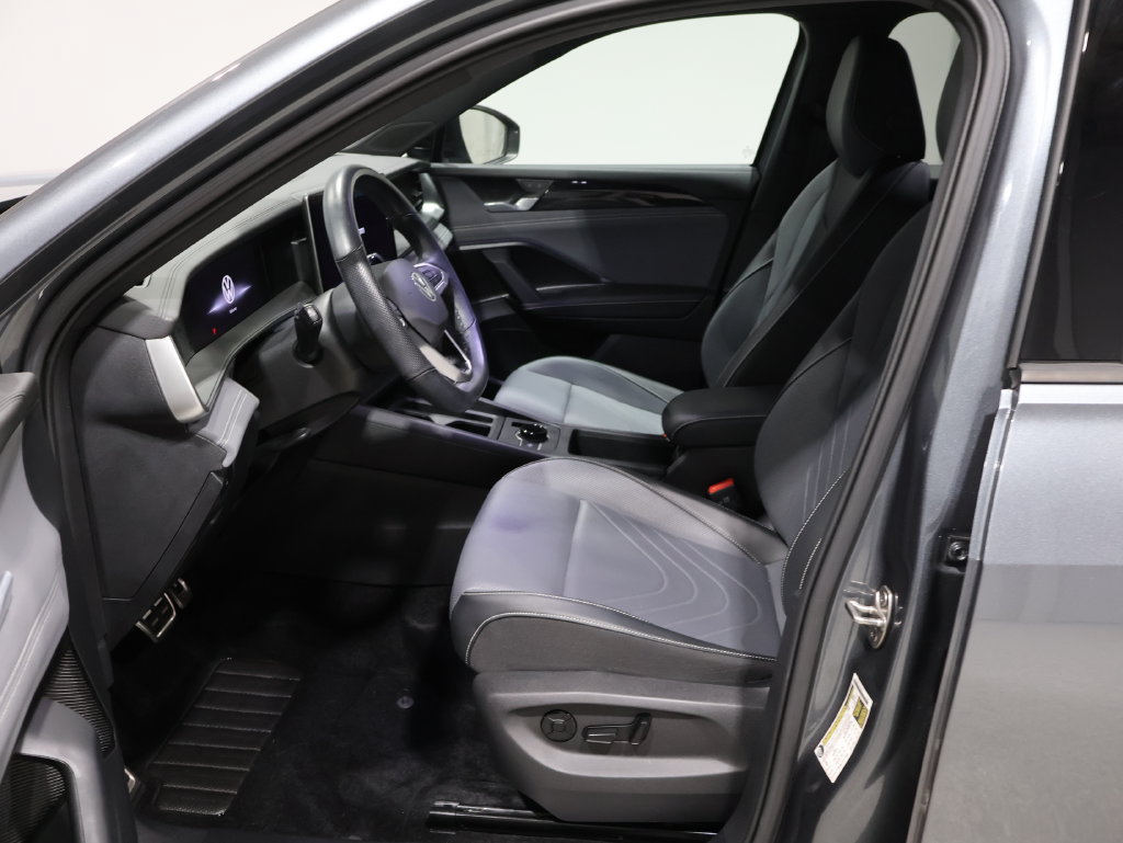 Used 2025 Volkswagen Tiguan SE R-Line AWD/4WD image 9