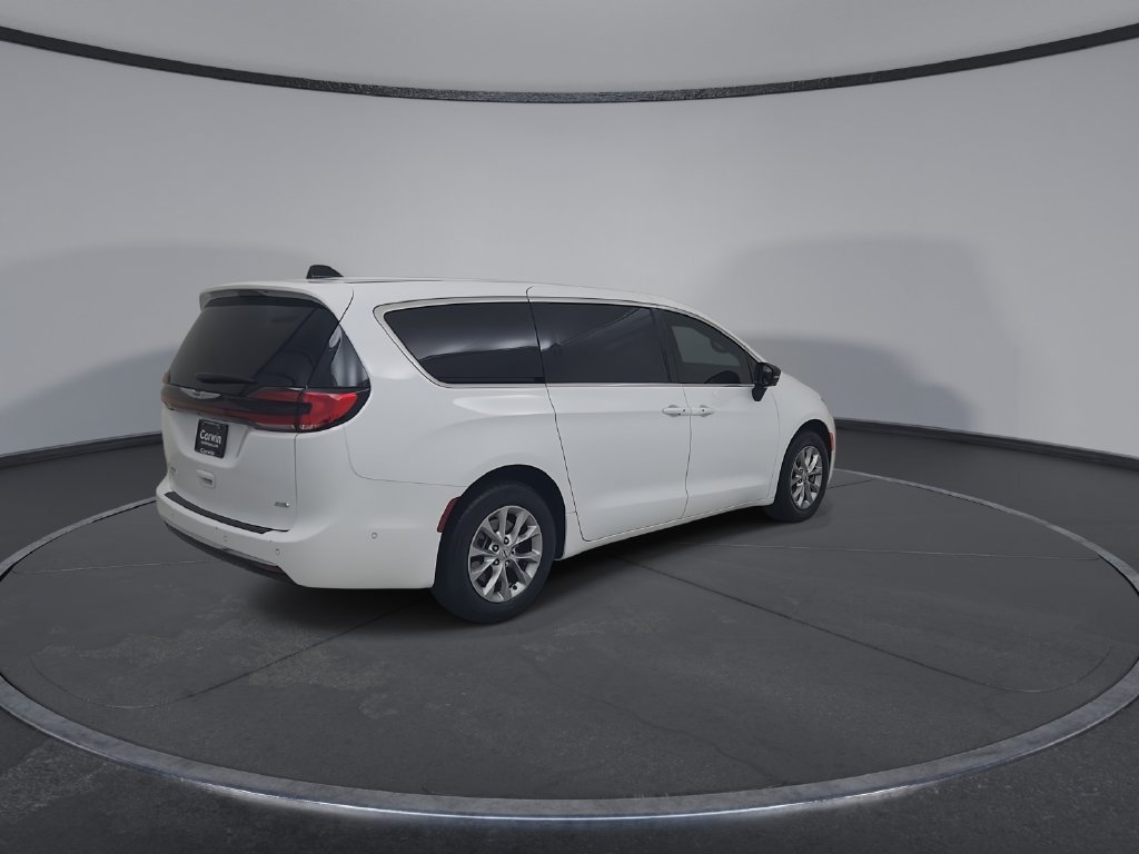 Certified 2025 Chrysler Pacifica Select AWD/4WD image 17