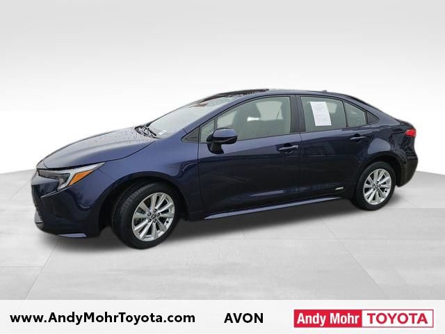 Used 2025 Toyota Corolla LE w/ LE Premium Package image 4