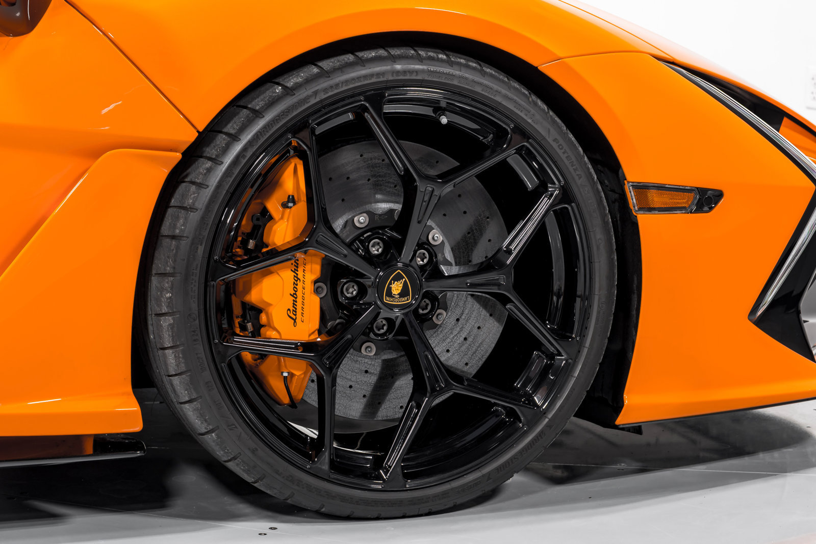 Used 2025 Lamborghini Revuelto AWD/4WD image 44