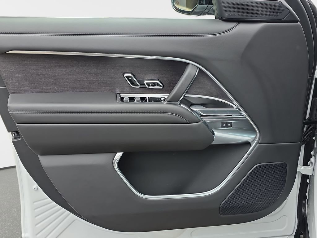 New 2025 Land Rover Range Rover Long Wheelbase SE image 28