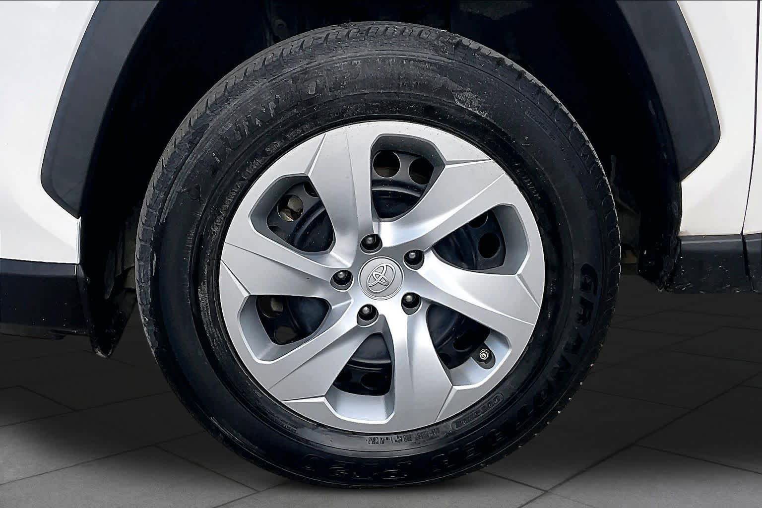 Used 2019 Toyota RAV4 LE FWD image 11