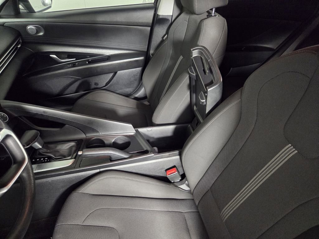 Used 2021 Hyundai Elantra SE image 23