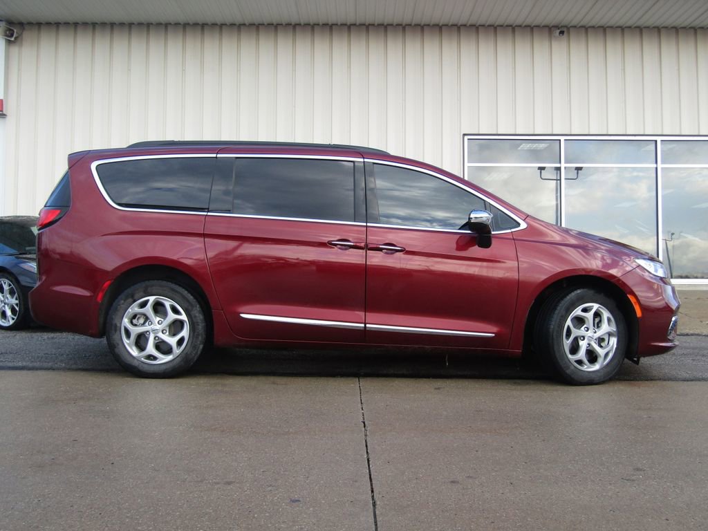 Used 2023 Chrysler Pacifica Limited AWD/4WD image 2