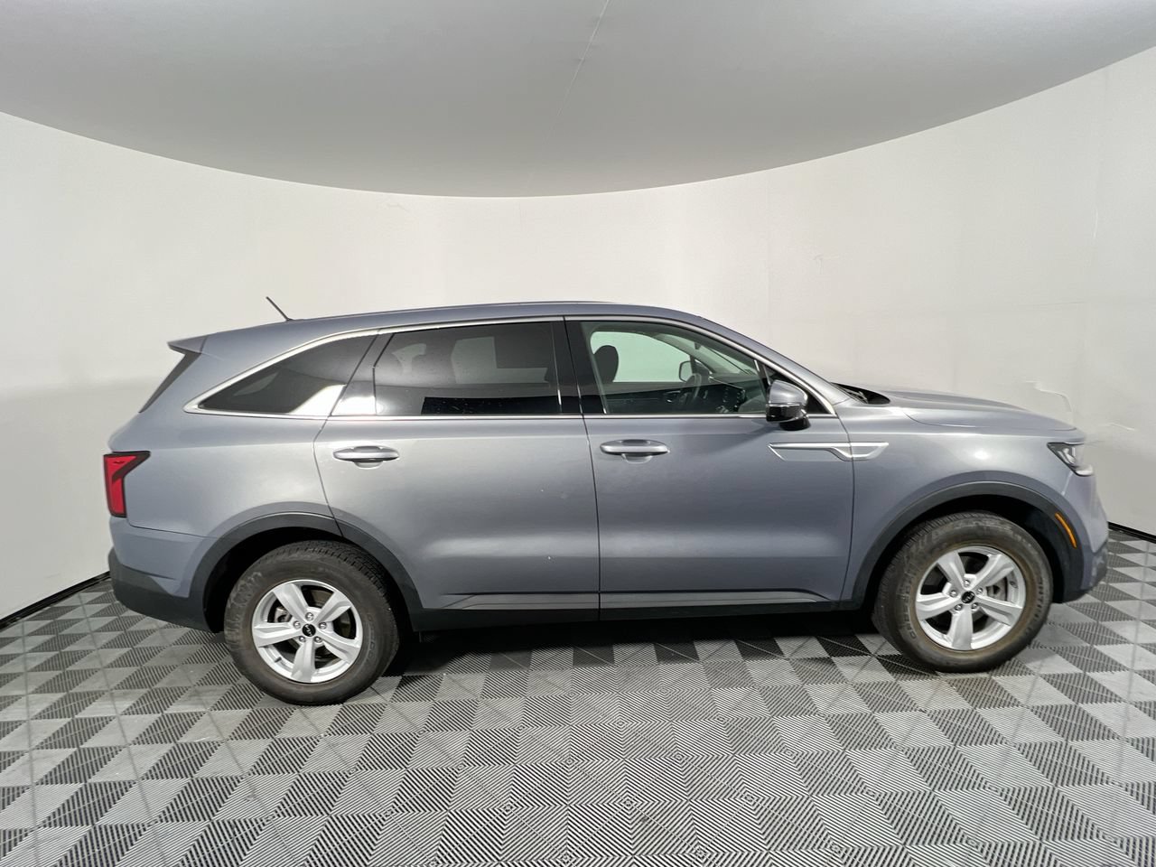 Certified 2023 Kia Sorento LX AWD/4WD image 2