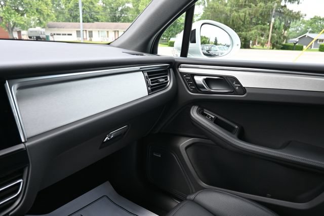 Used 2026 Porsche Macan AWD/4WD image 28