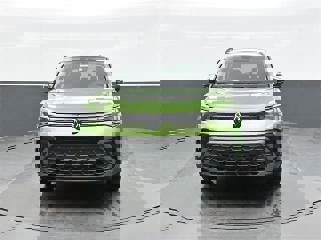 New 2026 Volkswagen Taos SE image 2