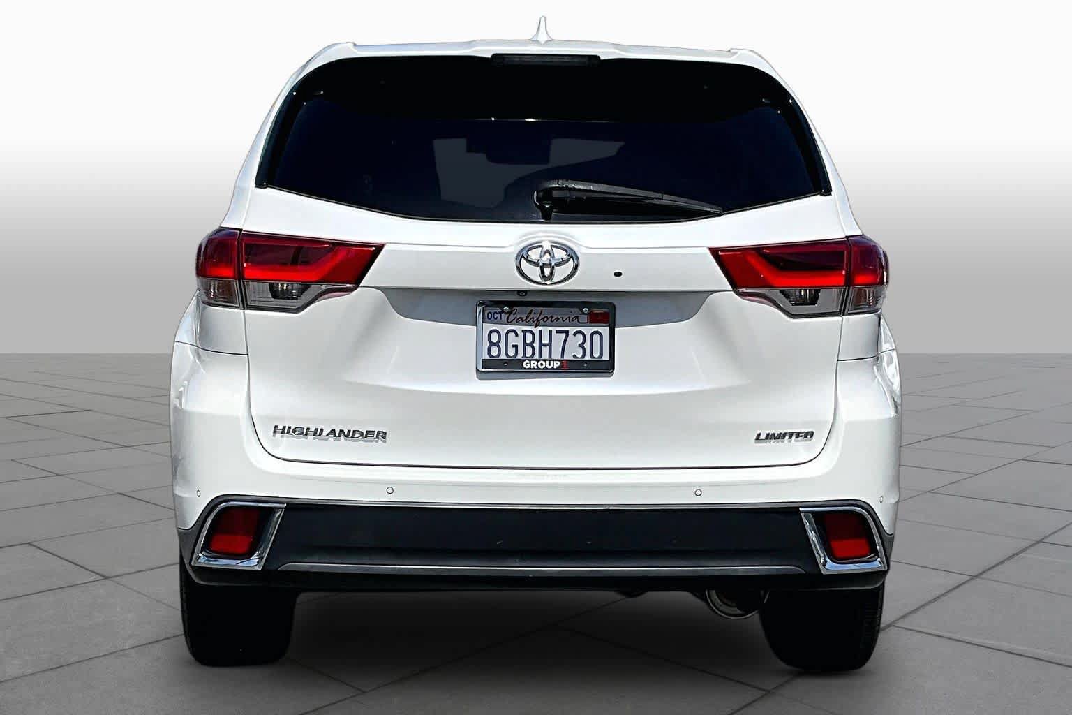 Used 2019 Toyota Highlander Limited Platinum FWD image 4