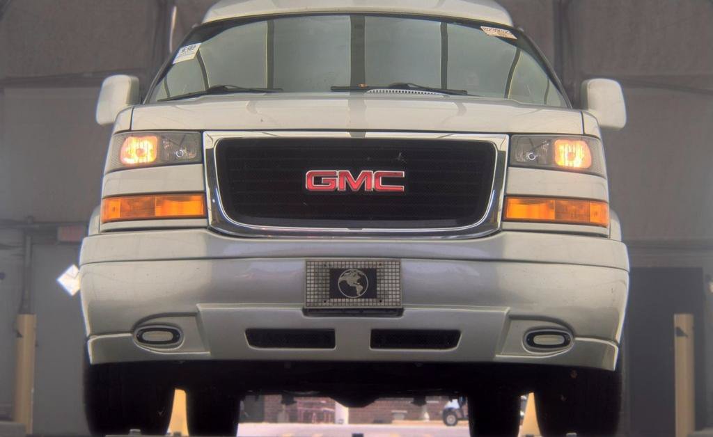 Used 2023 GMC Savana 2500 RWD image 3