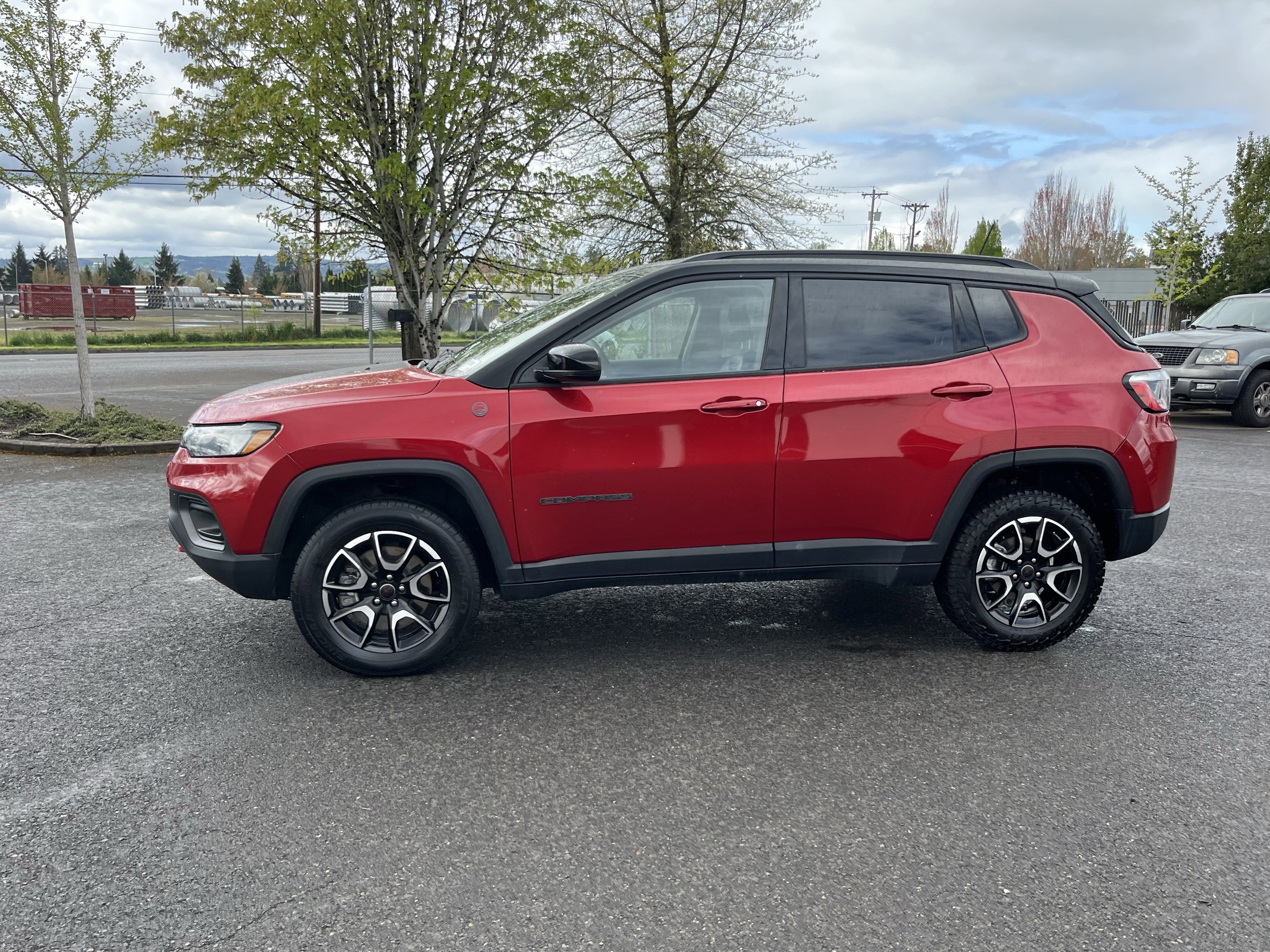 Used 2025 Jeep Compass Trailhawk AWD/4WD image 2