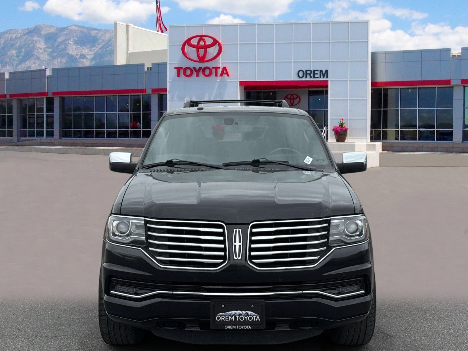 Used 2015 Lincoln Navigator 4WD image 2