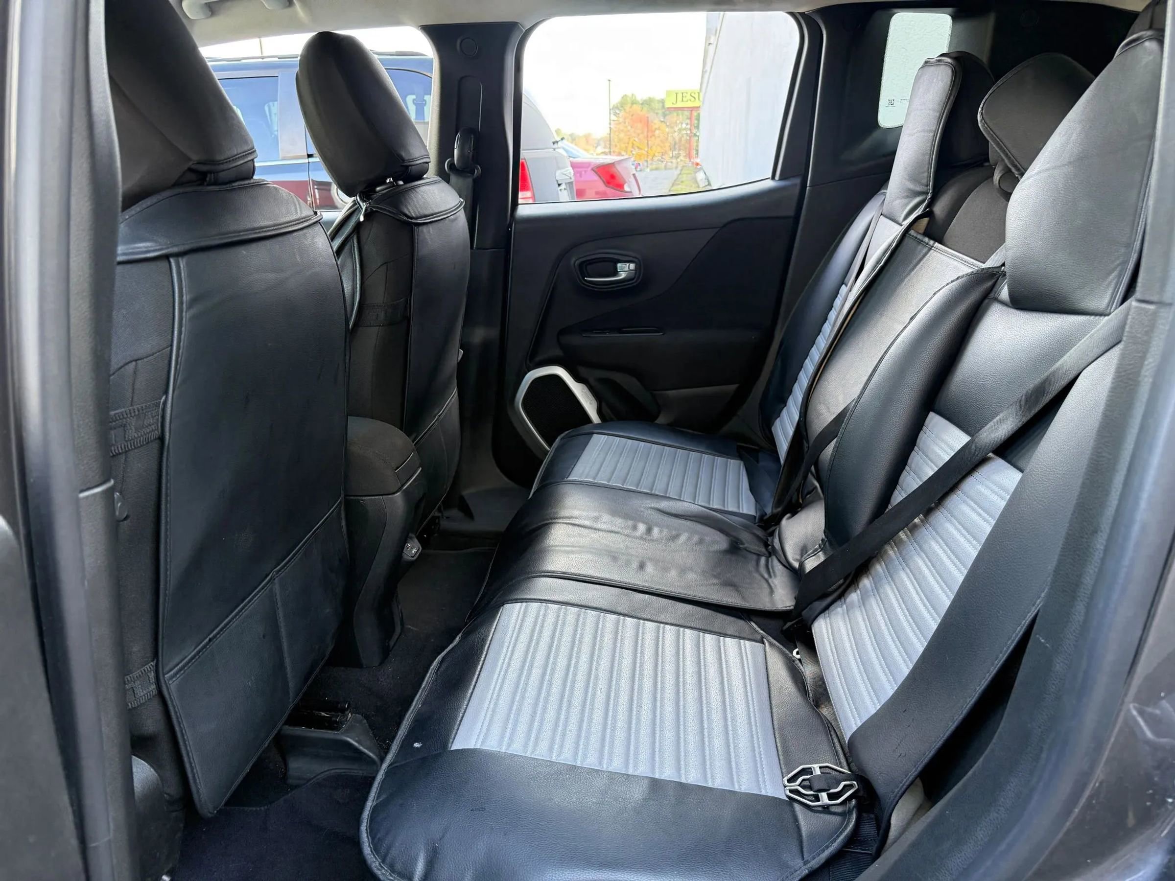 Used 2018 Jeep Renegade Latitude image 19