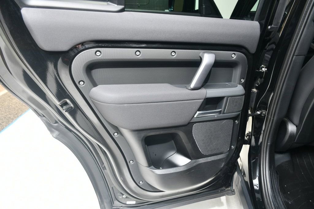 Used 2023 Land Rover Defender 110 X-Dynamic SE image 24