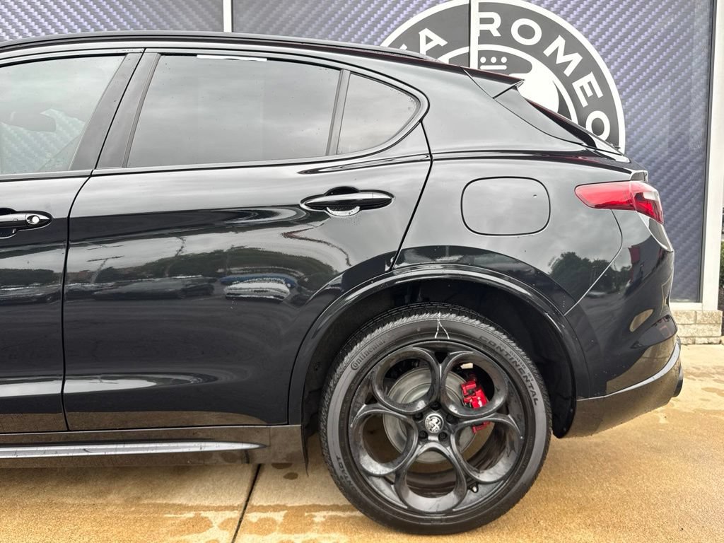 Used 2023 Alfa Romeo Stelvio Veloce AWD/4WD image 14