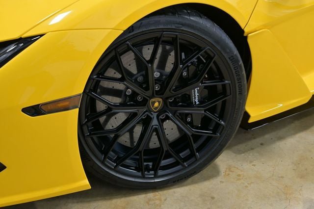 Used 2024 Lamborghini Revuelto AWD/4WD image 2