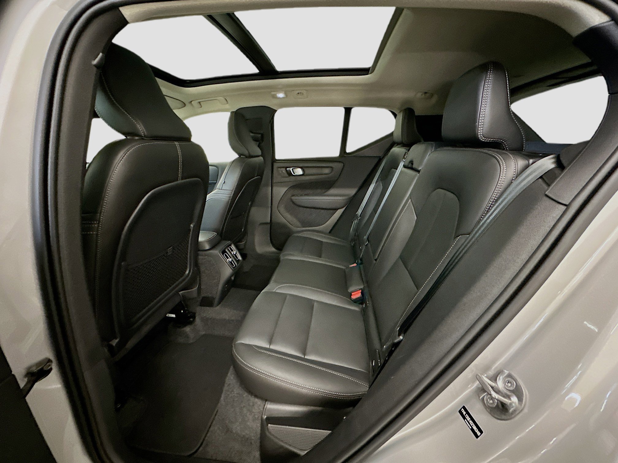 Used 2025 Volvo XC40 B5 Plus image 30