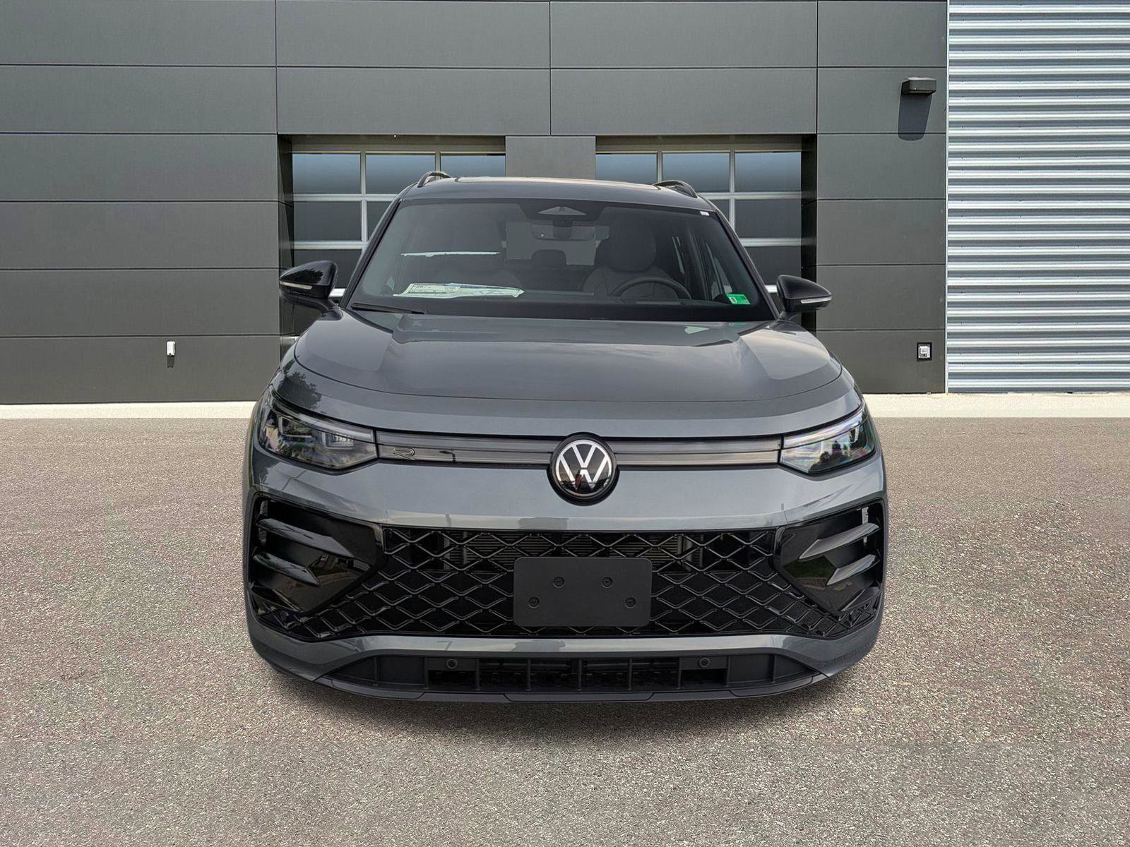 New 2025 Volkswagen Tiguan SE R-Line image 8