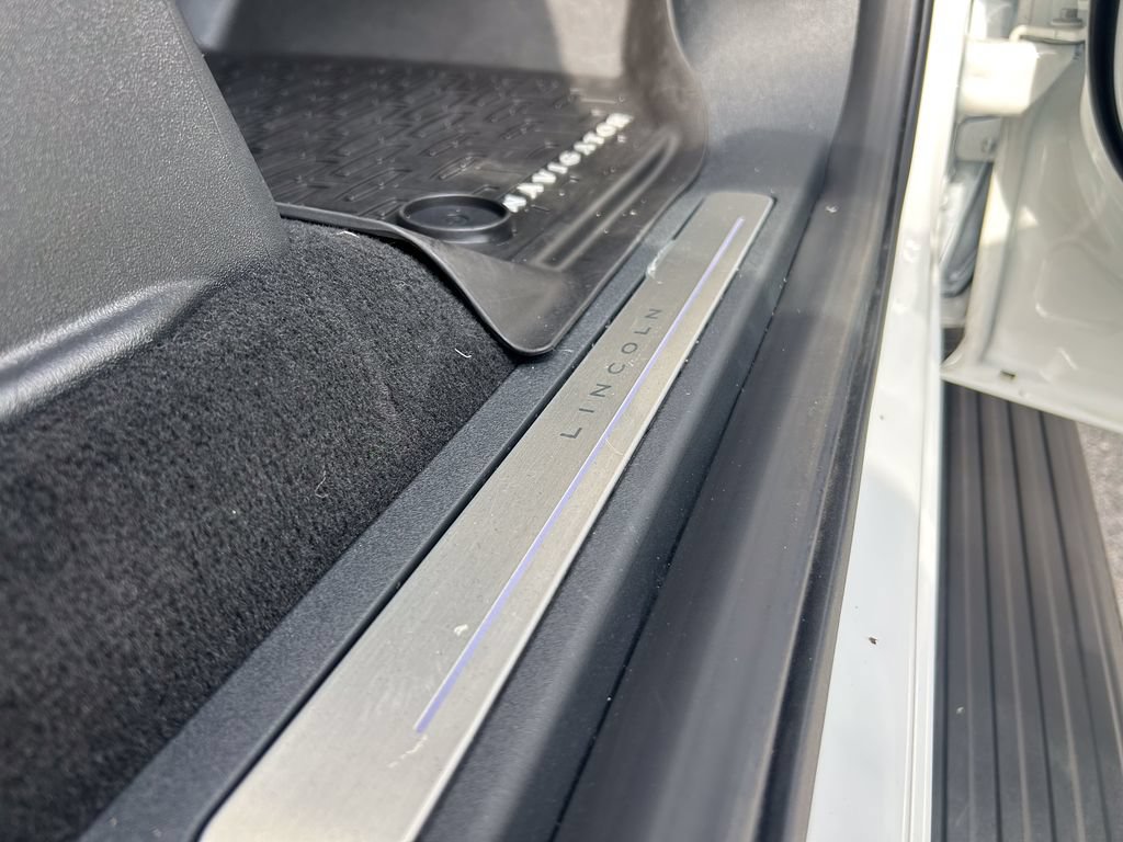 Certified 2025 Lincoln Navigator L Reserve AWD/4WD image 29