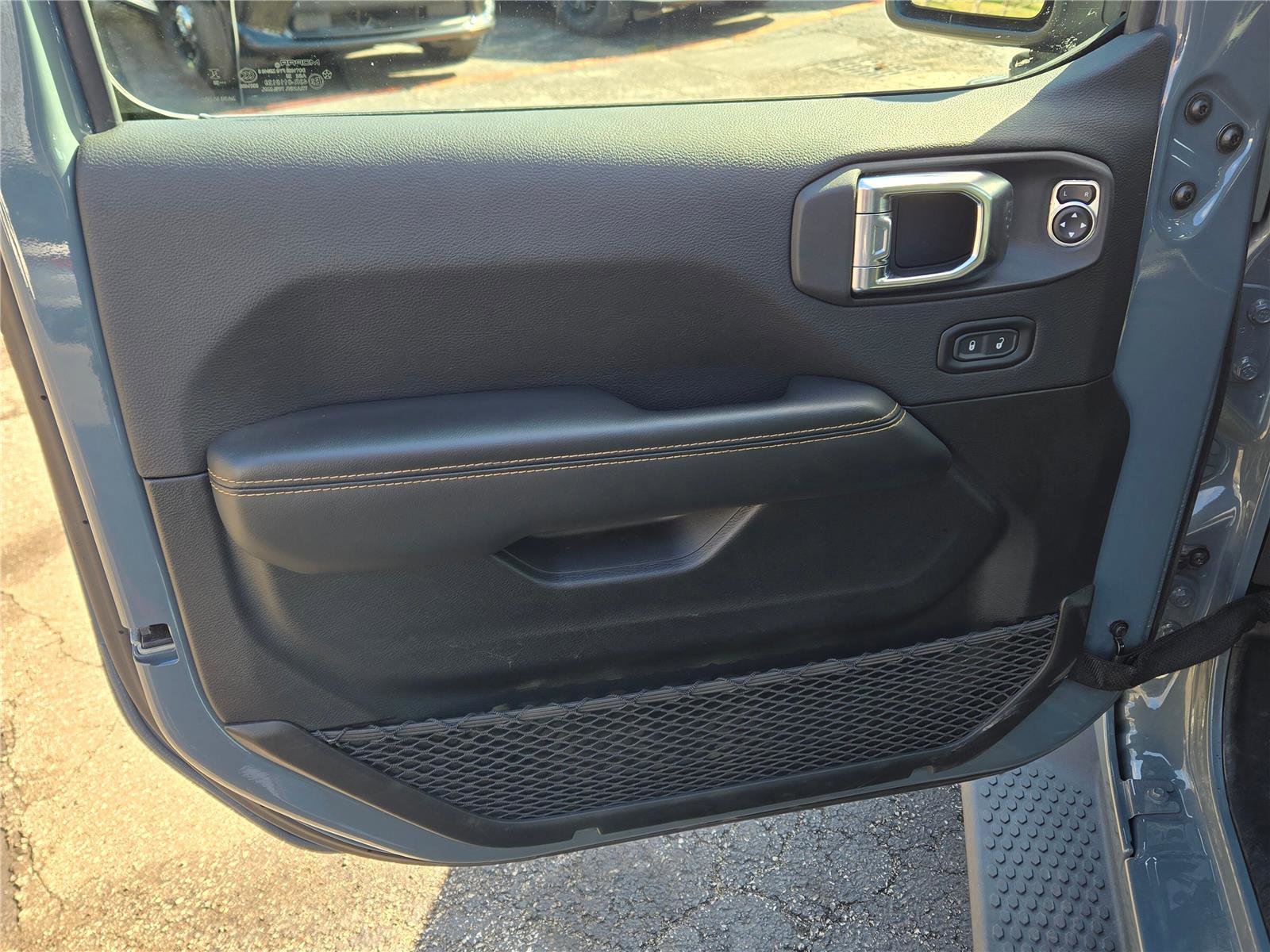 Used 2025 Jeep Wrangler Sahara AWD/4WD image 19