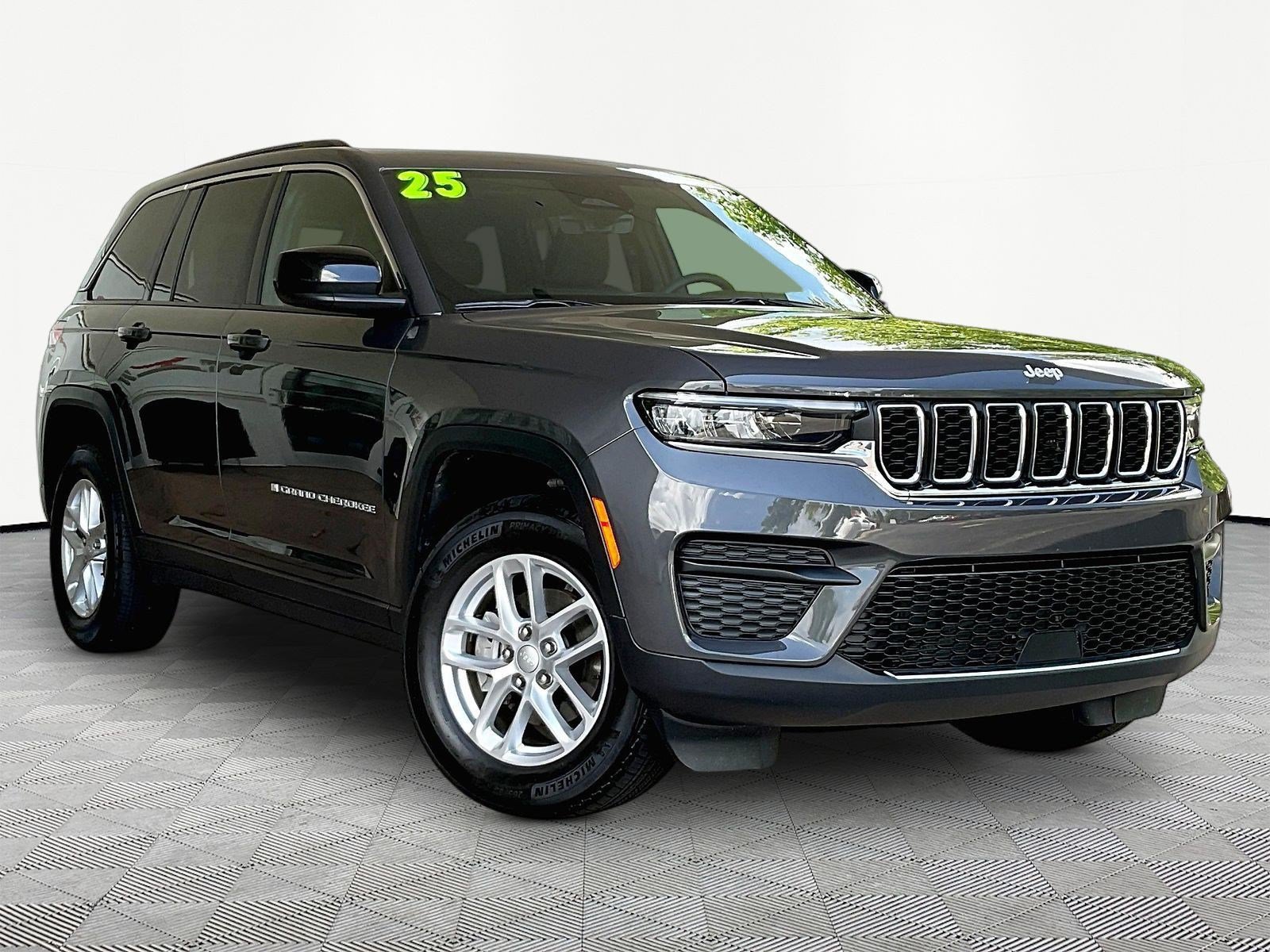 Used 2025 Jeep Grand Cherokee Laredo X AWD/4WD image 3