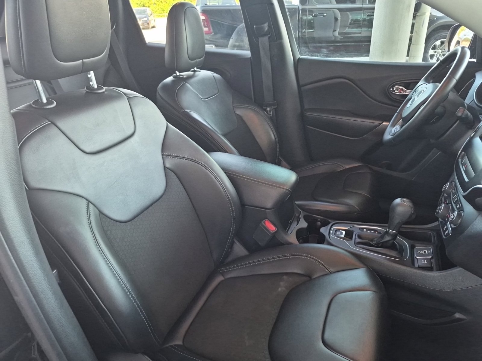 Used 2019 Jeep Cherokee Latitude Plus w/ Comfort/Convenience Group FWD image 6