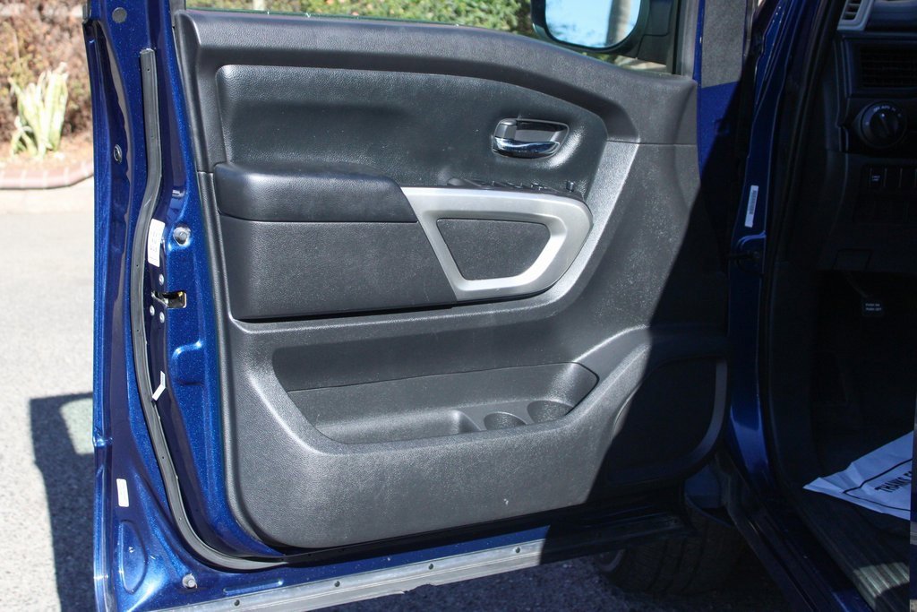 Used 2022 Nissan Titan SV image 13