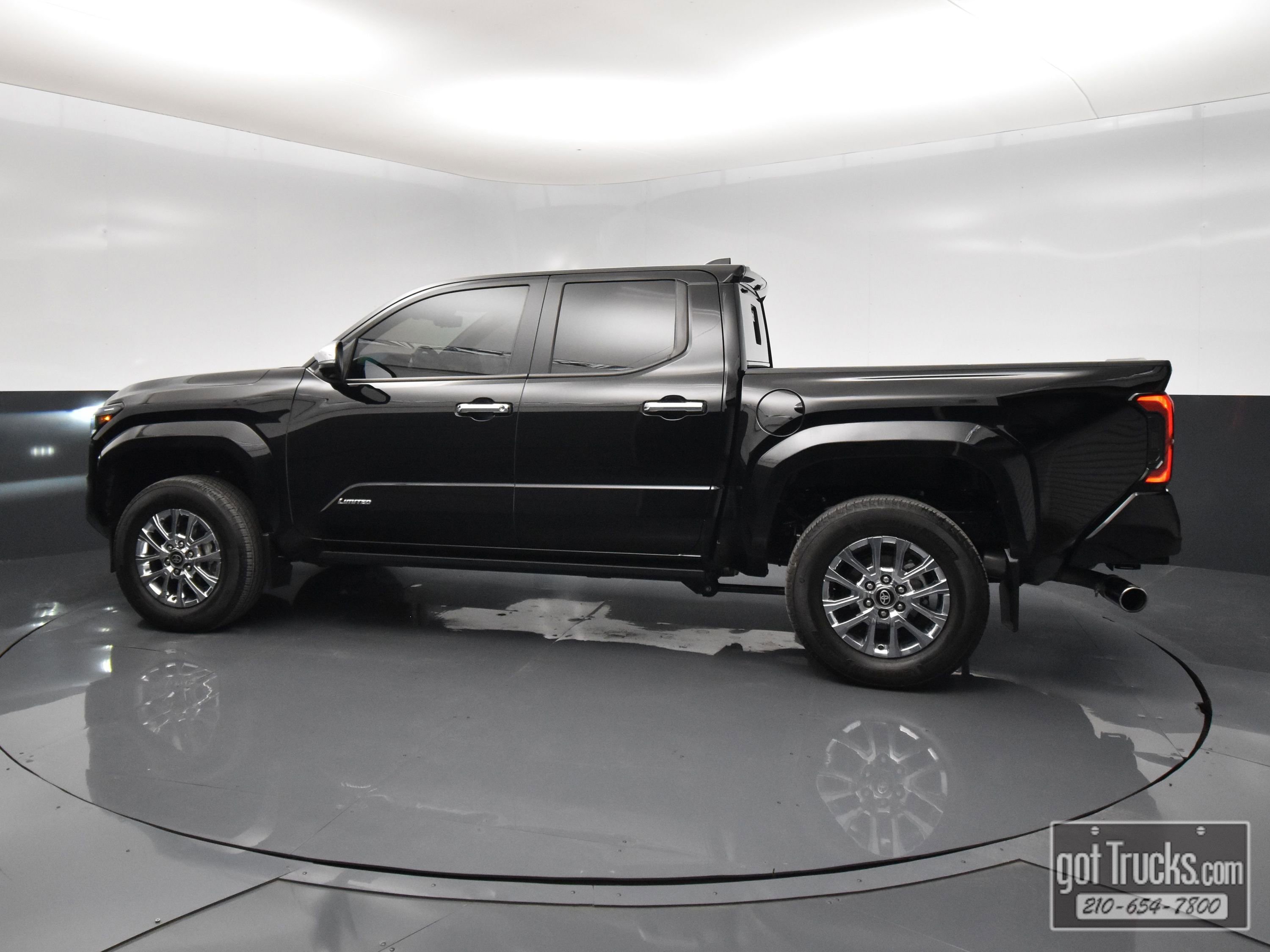 Used 2024 Toyota Tacoma Limited w/ Limited Package (LT) AWD/4WD image 3