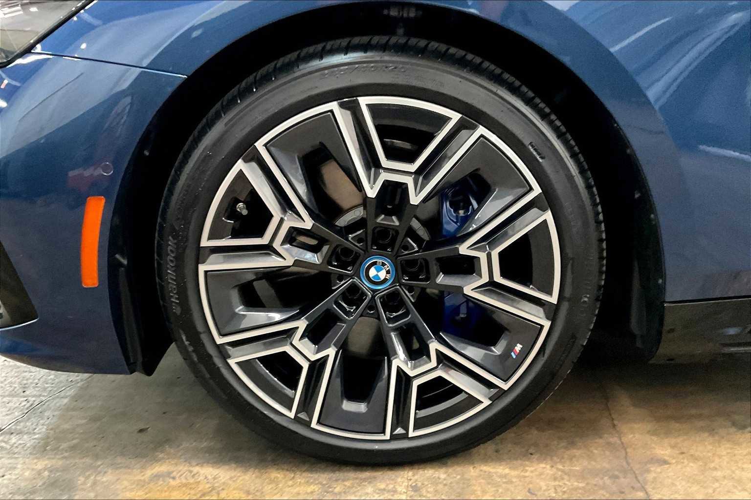 Used 2025 BMW i5 xDrive40 w/ Executive Package image 12