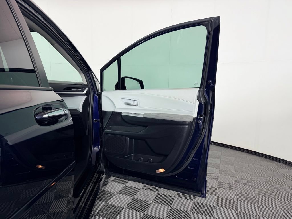 Used 2025 Toyota Sienna XLE w/ XLE Plus Package FWD image 33