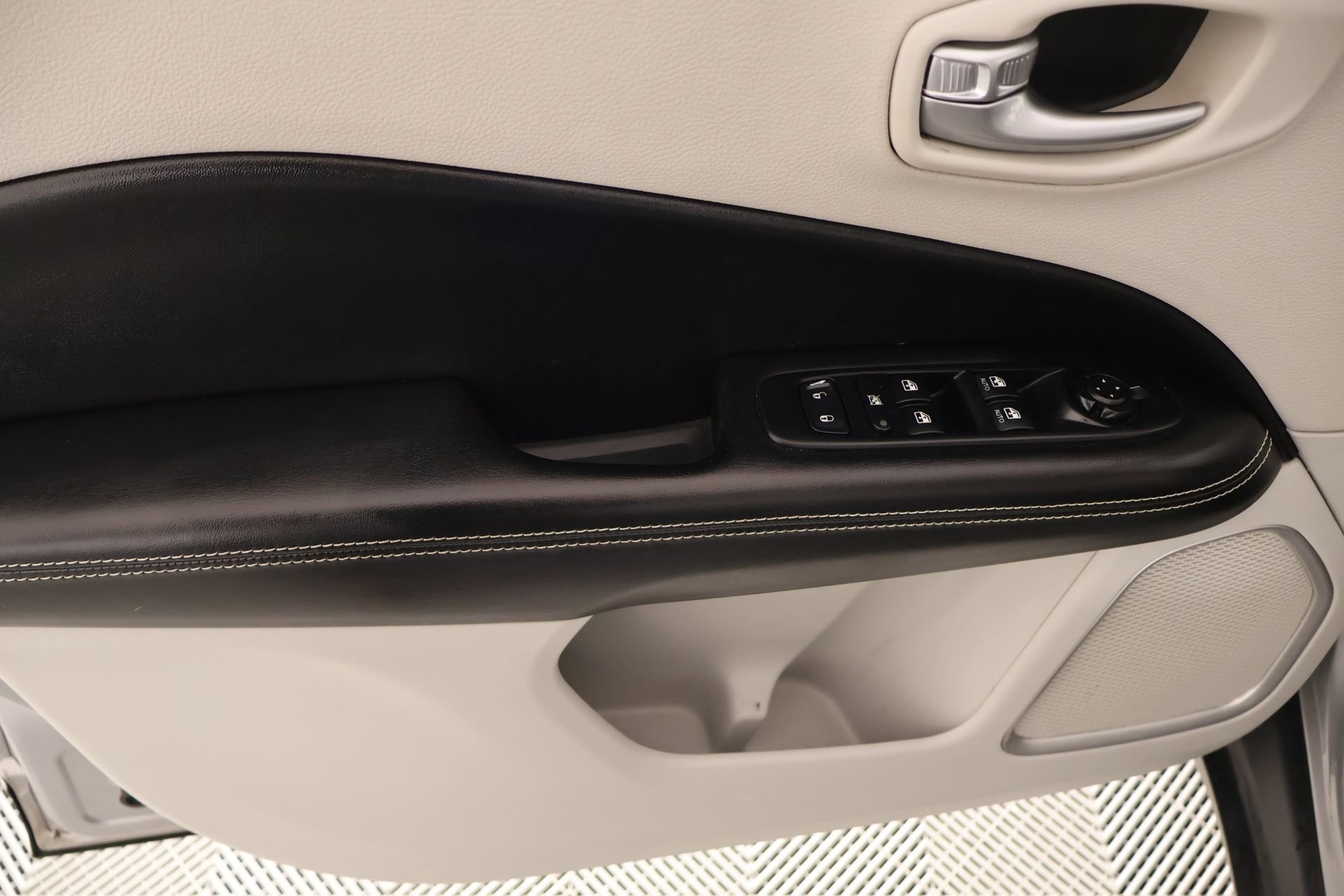 Used 2018 Jeep Compass Latitude FWD image 15