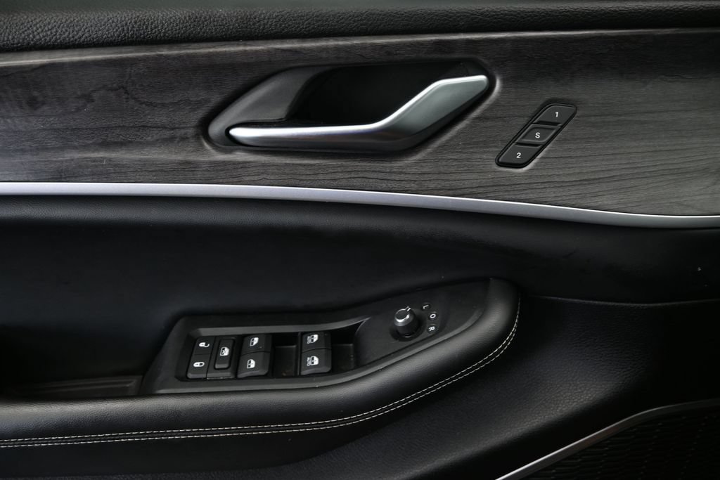 Used 2023 Jeep Grand Cherokee L Limited RWD image 23