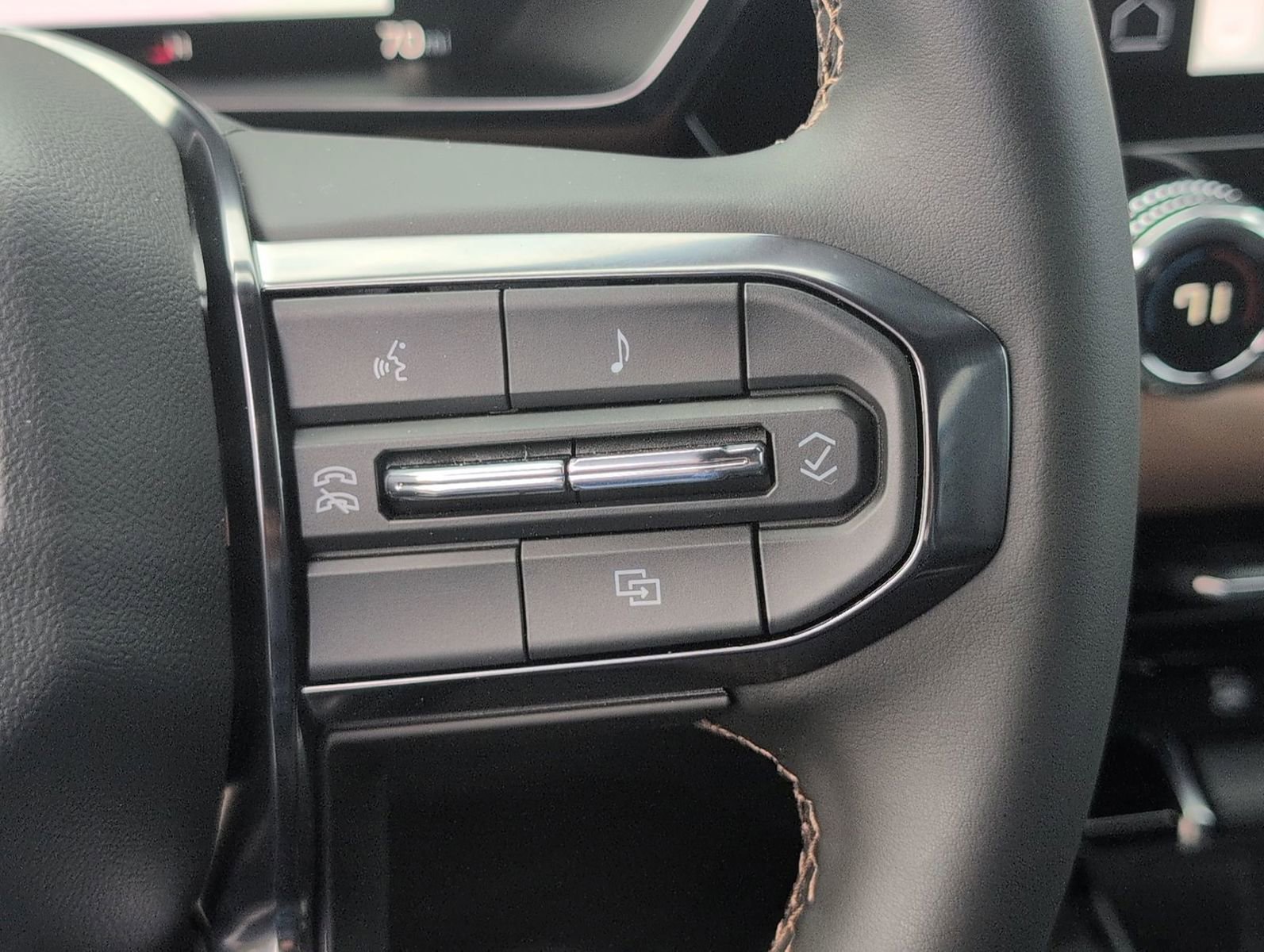 New 2025 GMC Canyon AT4 w/ Off-Road Front Bumper Package image 25