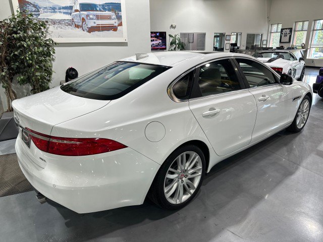 Used 2017 Jaguar XF Prestige RWD image 2