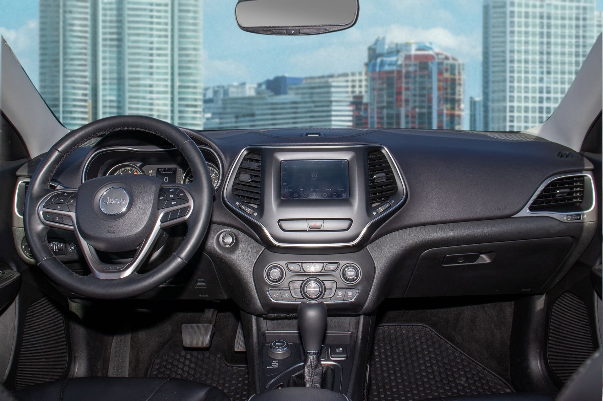 Used 2019 Jeep Cherokee Latitude Plus w/ Comfort/Convenience Group image 9