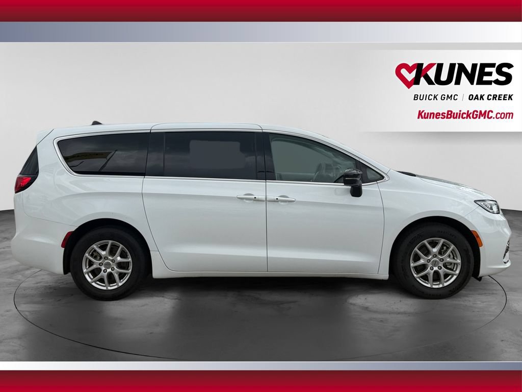 Used 2024 Chrysler Pacifica Touring-L FWD image 12