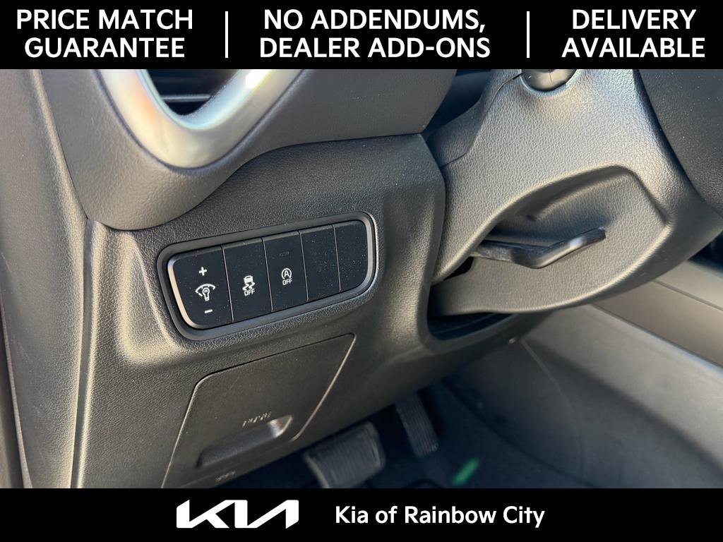 Used 2025 Kia Soul LX w/ LX Technology Package FWD image 12