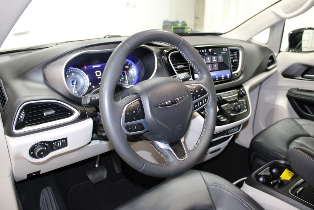 Used 2024 Chrysler Pacifica Touring-L image 18