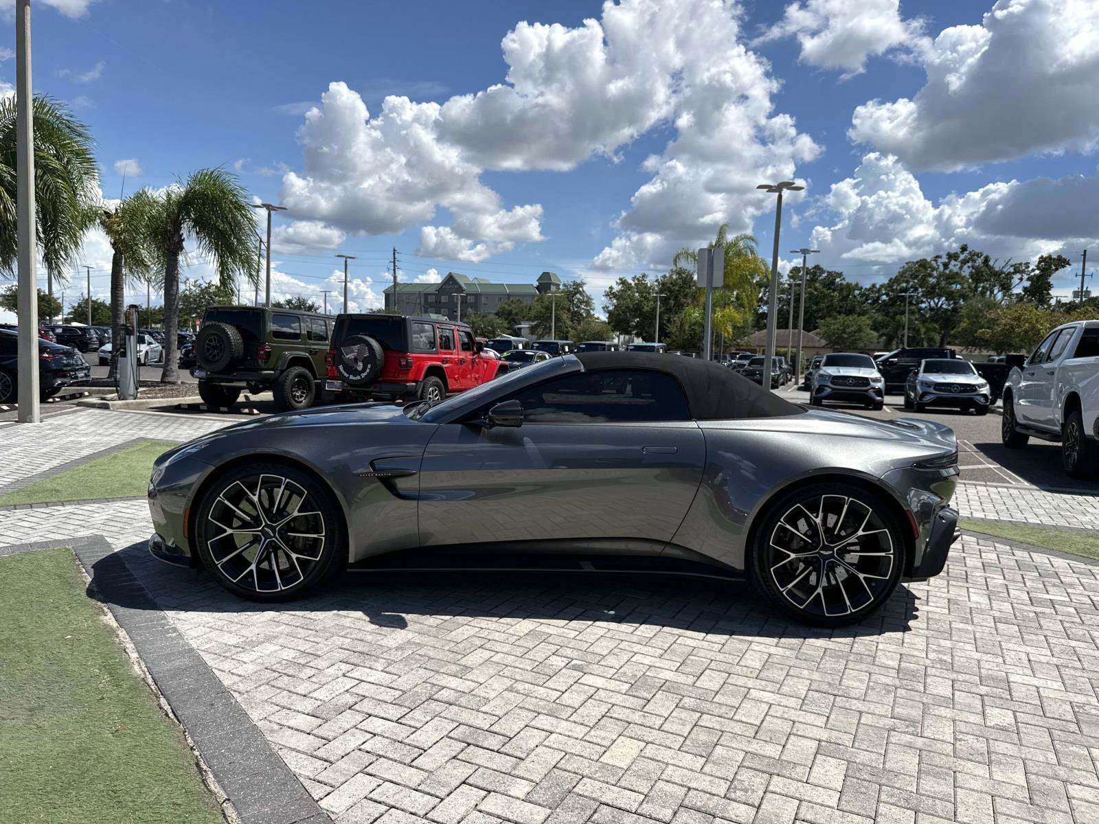 Used 2026 Aston Martin V8 Vantage Coupe RWD image 17