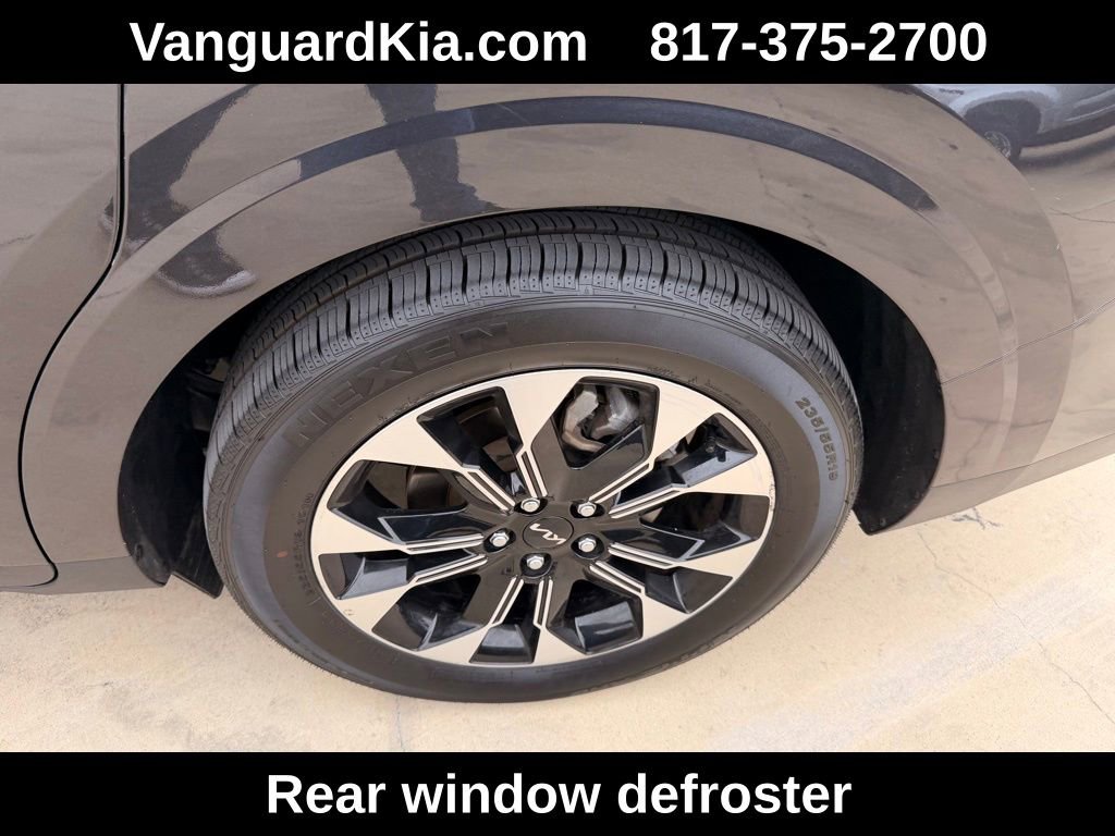 Used 2024 Kia Carnival EX image 9