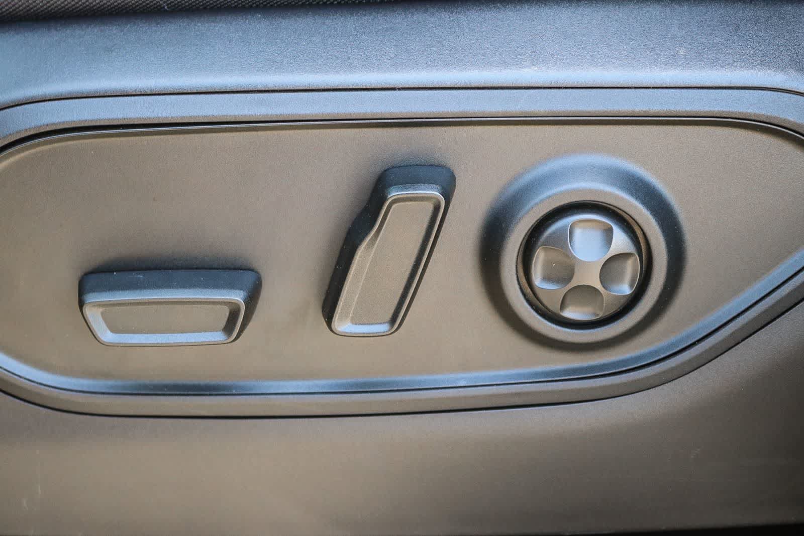 Used 2025 Jeep Grand Cherokee L Laredo RWD image 24