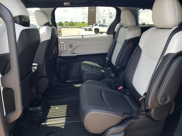 New 2026 Toyota Sienna XSE FWD image 11
