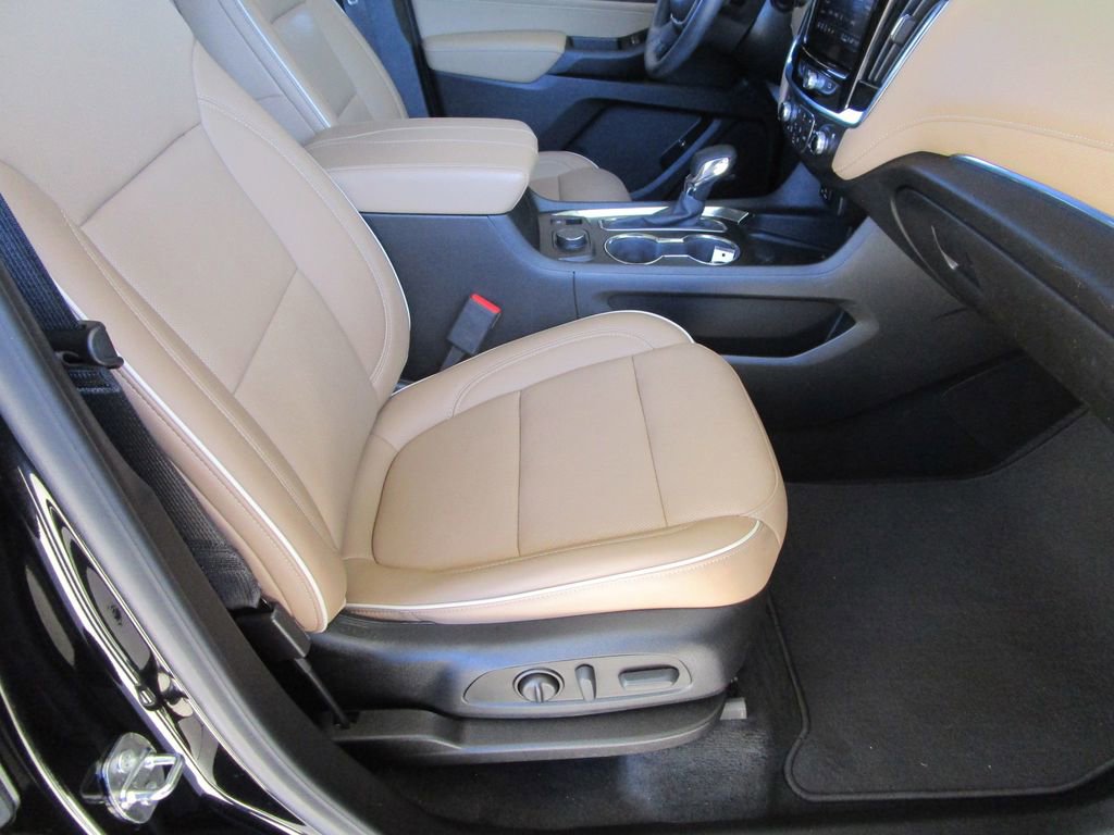 Used 2023 Chevrolet Traverse Premier image 32