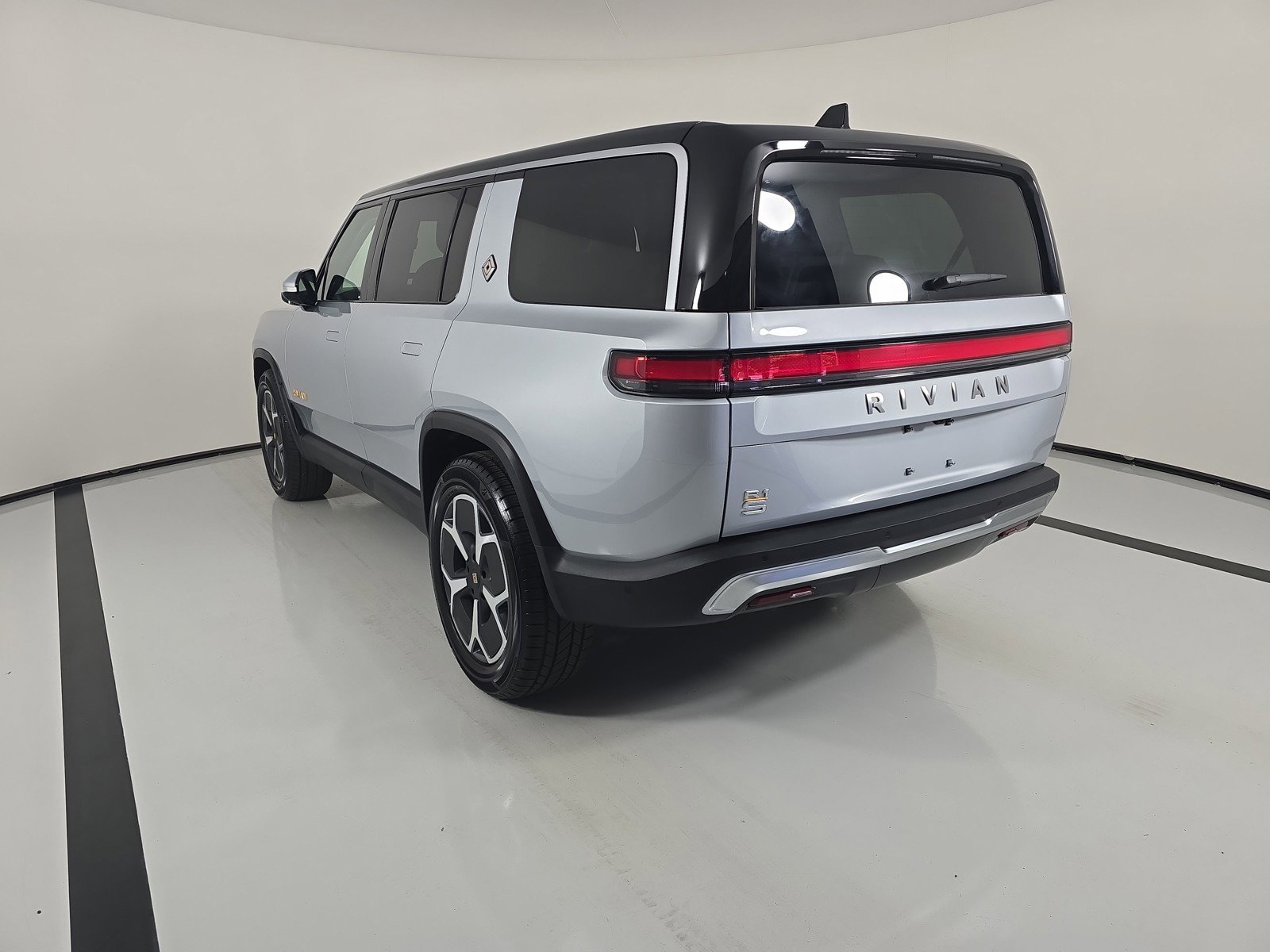 Used 2024 Rivian R1S Adventure AWD/4WD image 3