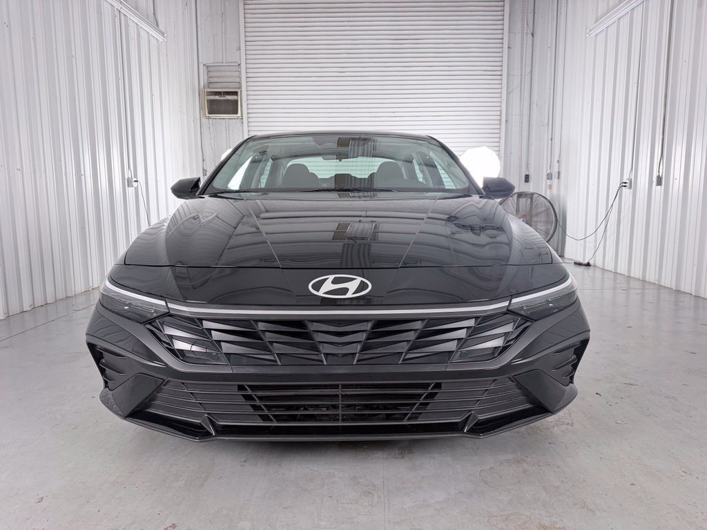 Used 2026 Hyundai Elantra SE FWD image 2