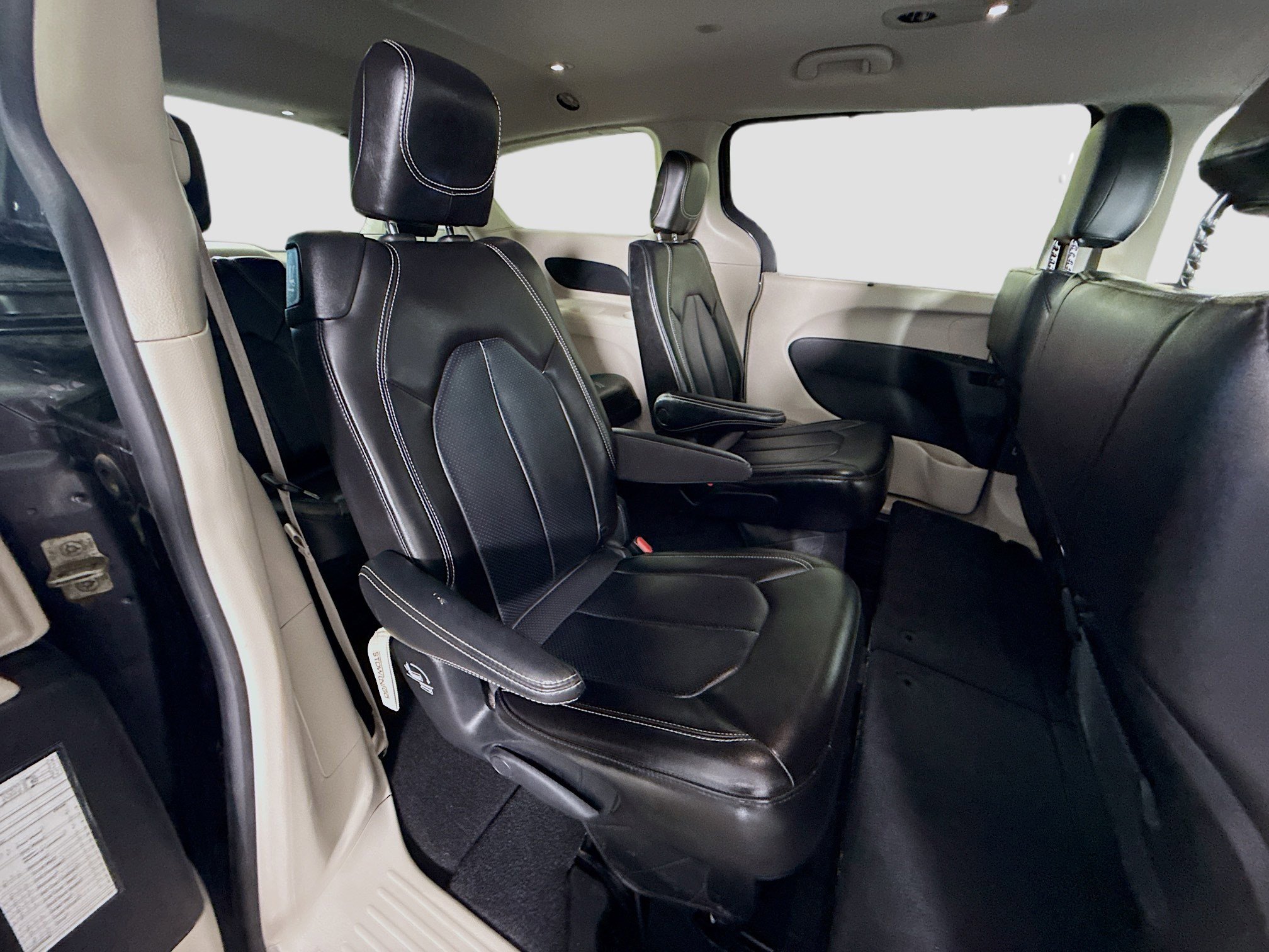 Used 2023 Chrysler Pacifica Touring-L image 26