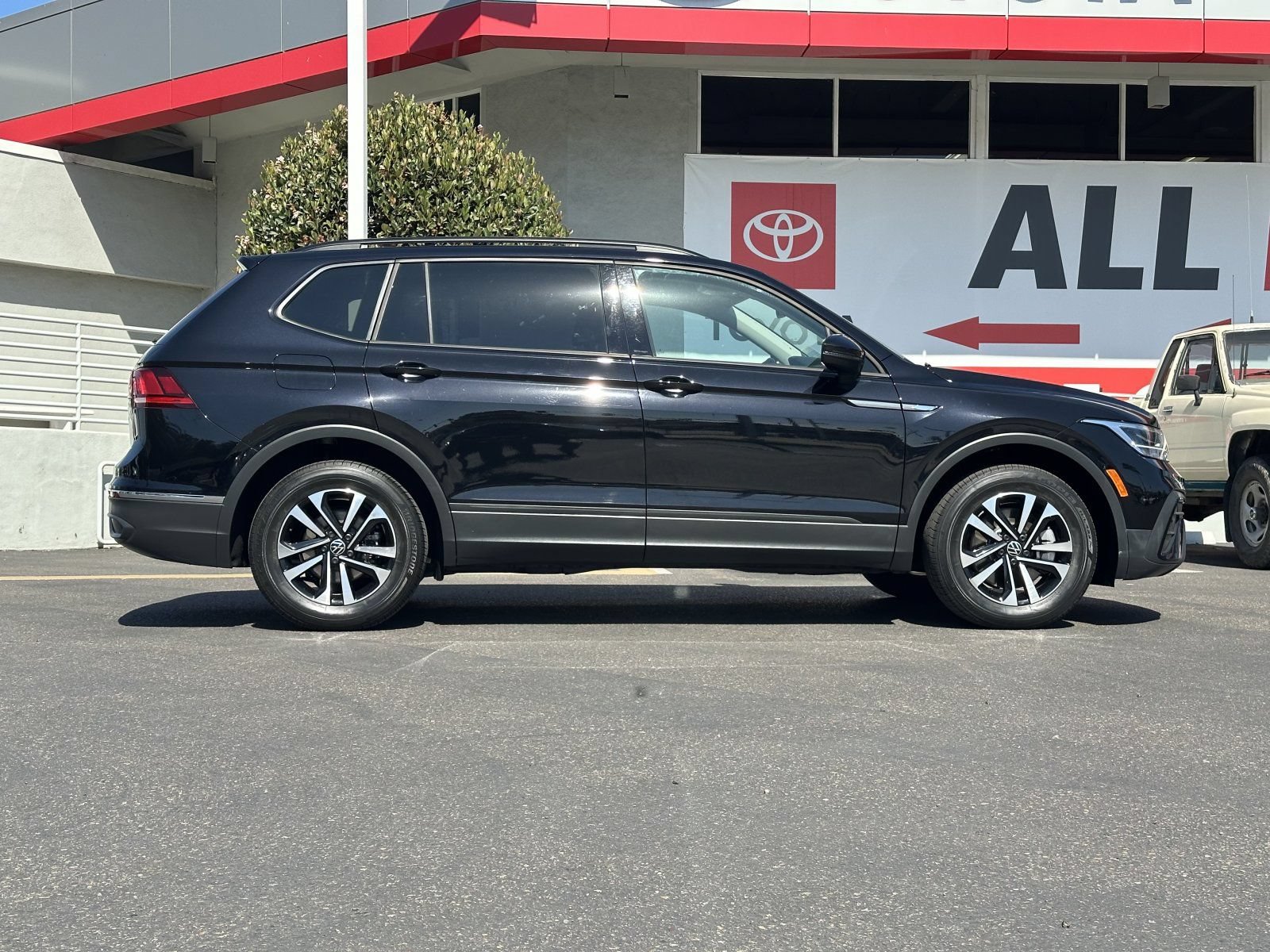 Used 2023 Volkswagen Tiguan S w/ Driver Assistance Package FWD image 6