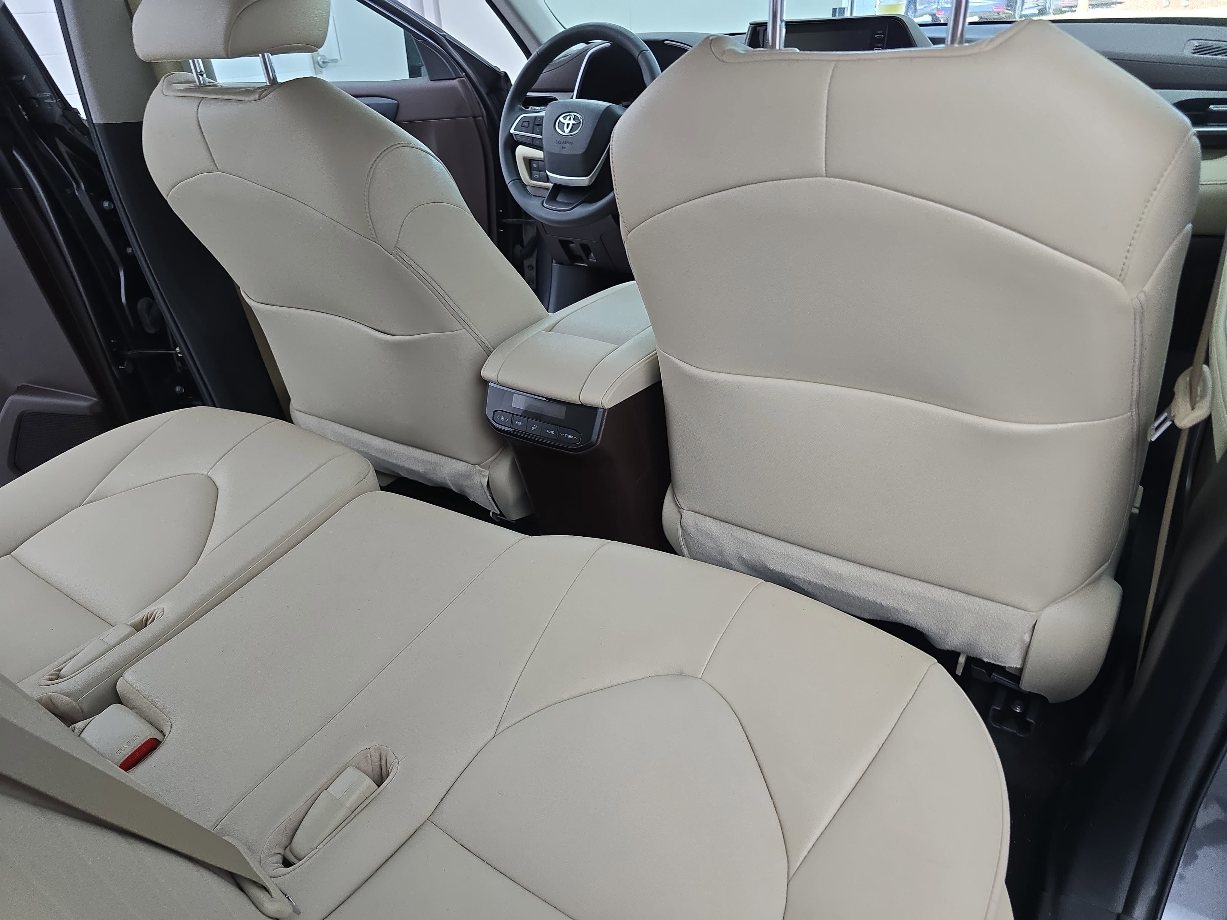 Used 2022 Toyota Highlander XLE image 11