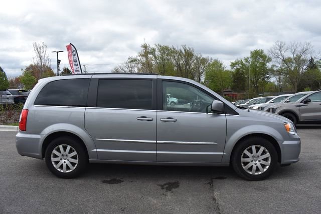 Used 2016 Chrysler Town & Country Touring FWD image 2