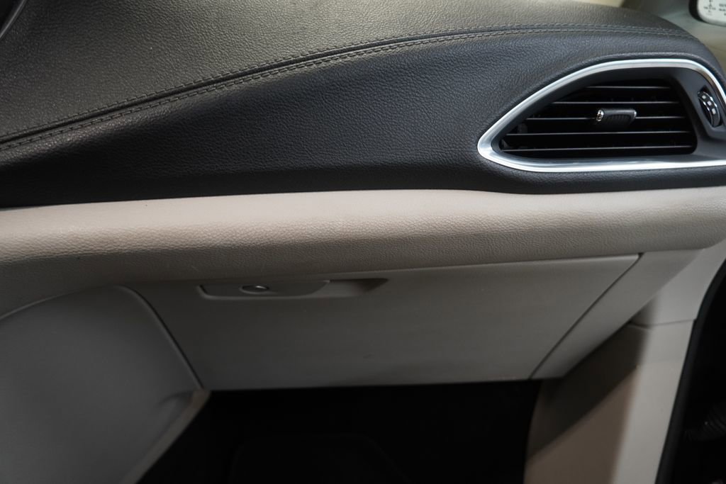Used 2020 Chrysler Pacifica Limited FWD image 35